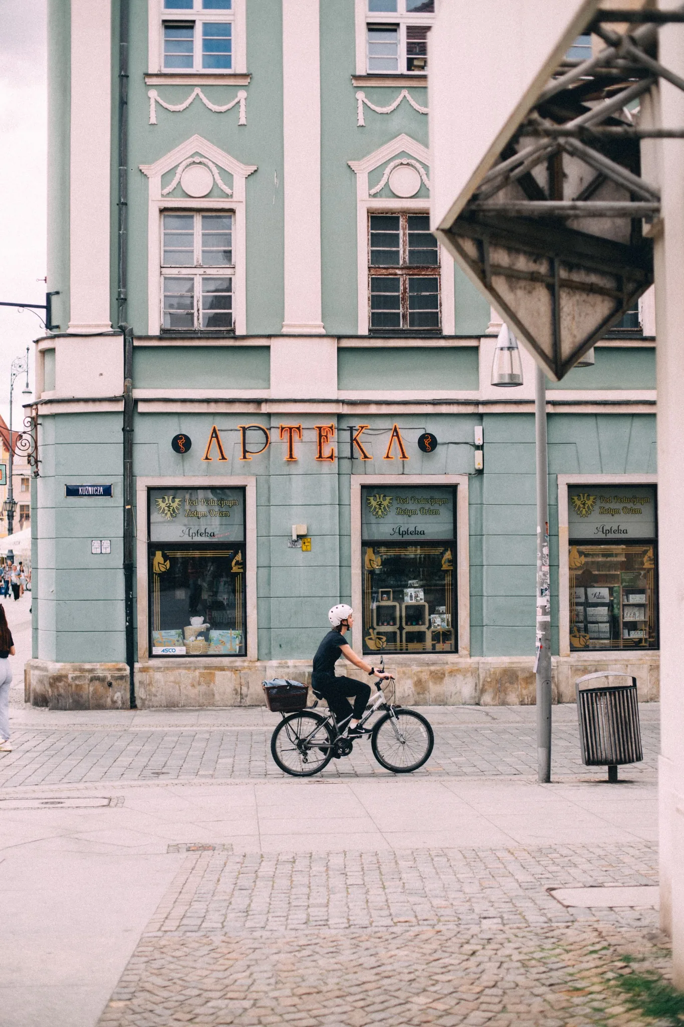 Rowerzysta podczas codziennego dojazdu do pracy