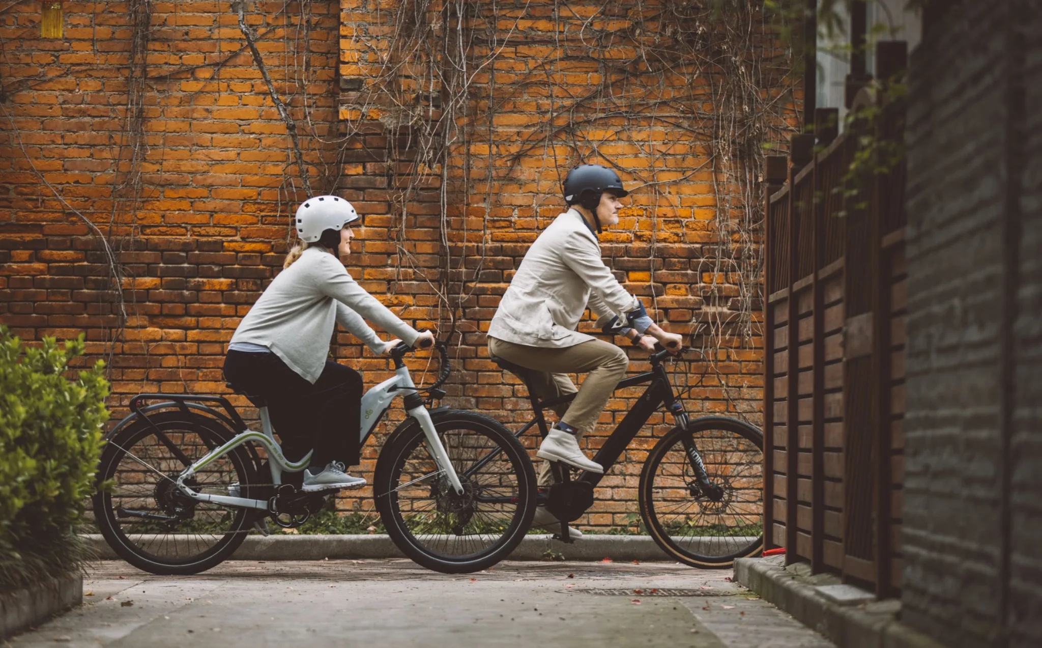 Rowerzysta jadący rowerem elektrycznym