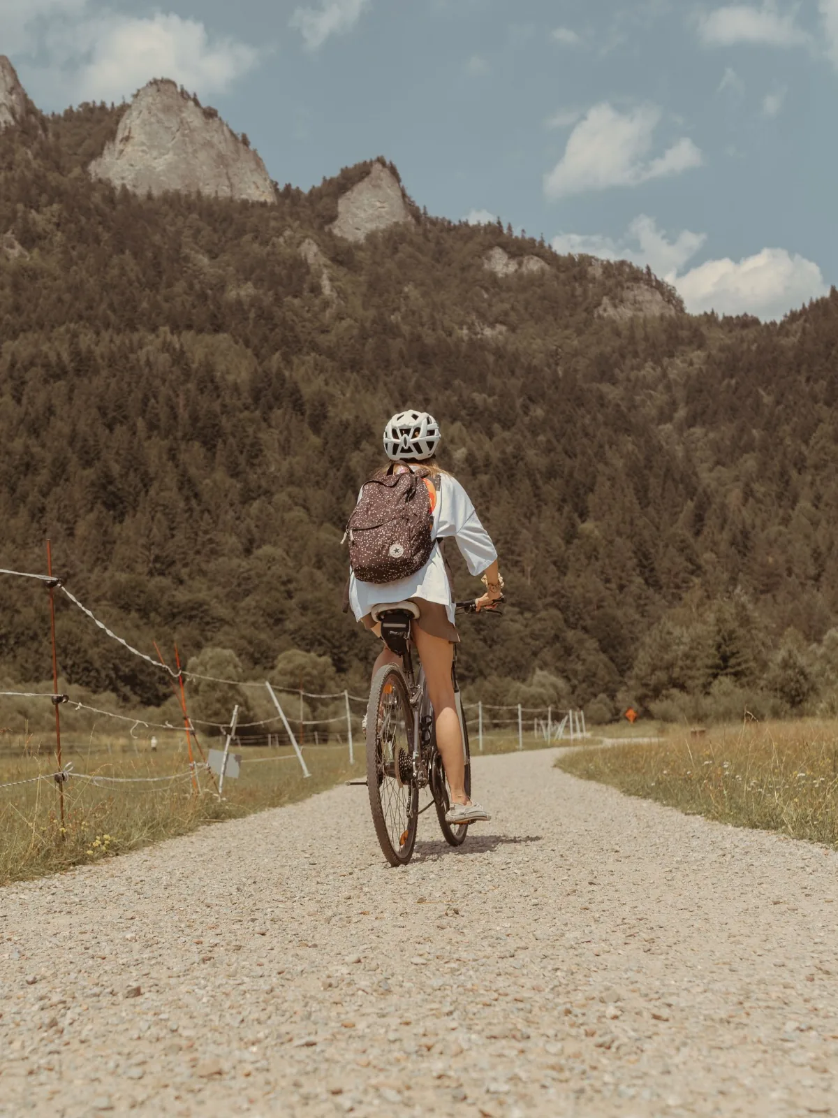 Rowerzystka na rekreacyjnej trasie w górach