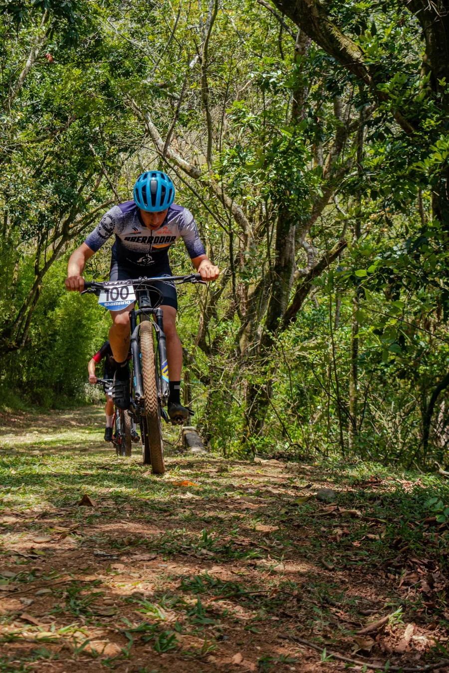Rowerzysta podczas amatorskiego wyścigu MTB w terenie